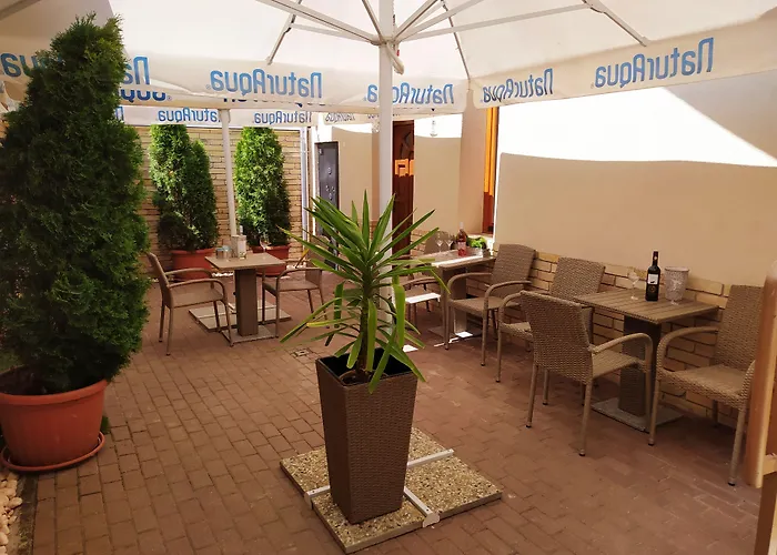 Indium Panzió Bed & Breakfast Eger